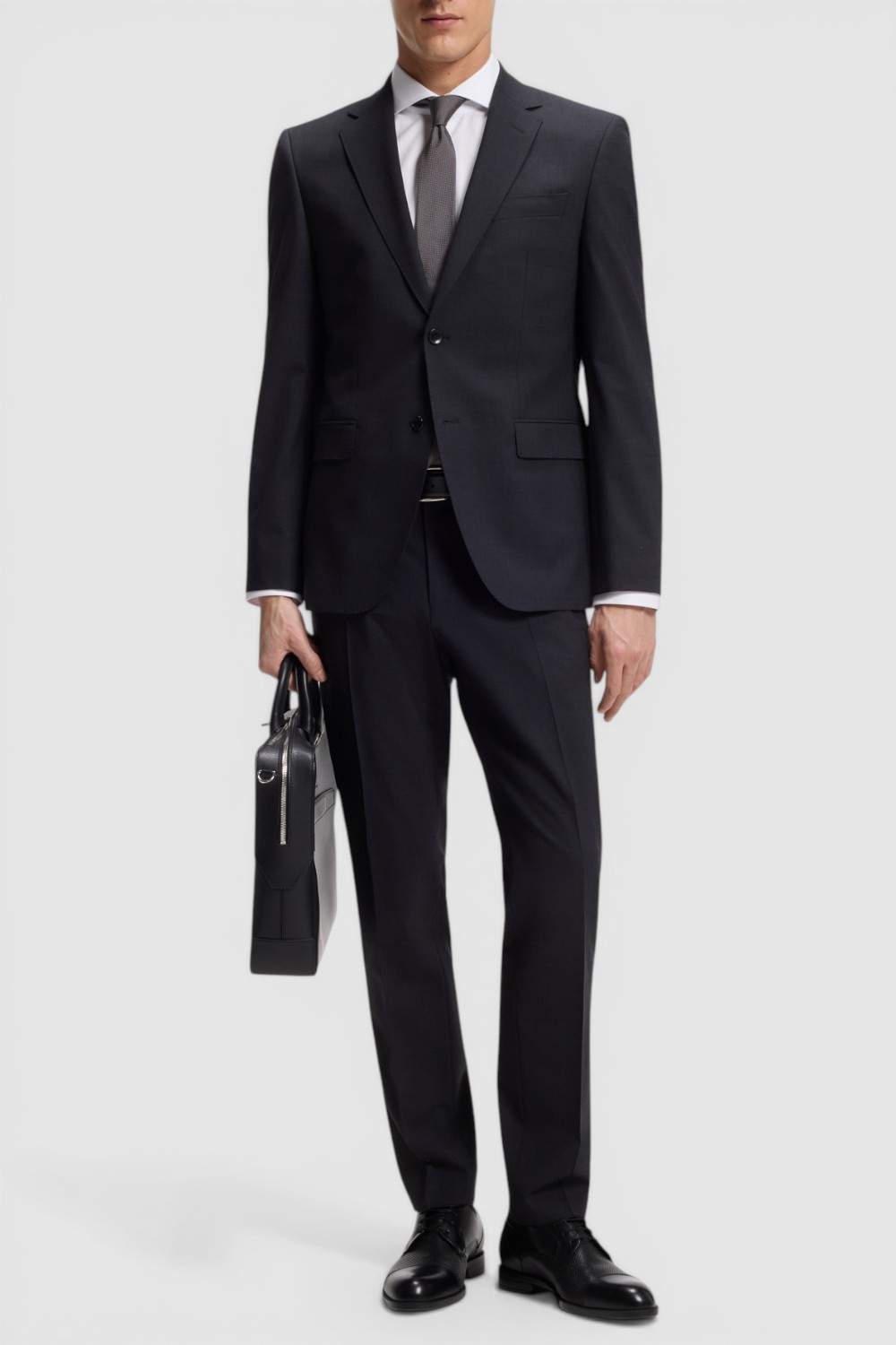 תמונת כל הלוק של חולצה מכופתרת בגזרה ישרה